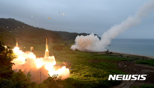 【서울=뉴시스】북한의 대륙간탄도미사일(ICBM)급 미사일 발사 도발에 대응으로 29일 새벽 5시 45분경에 한미 양국이 동해안에서 실시한 연합 탄도미사일 사격훈련에서 사거리 300km의 현무-2가 발사되고 있다.  합동참모본부는 이날 "한국군의 현무-2와 미 8군의 에이태킴스(ATACMS) 지대지 탄도미사일을 발사, 표적에 정확히 명중시켰다"고 밝혔다. 2017.07.29.(사진=합동참모본부(국방홍보원) 제공)  photo@newsis.com