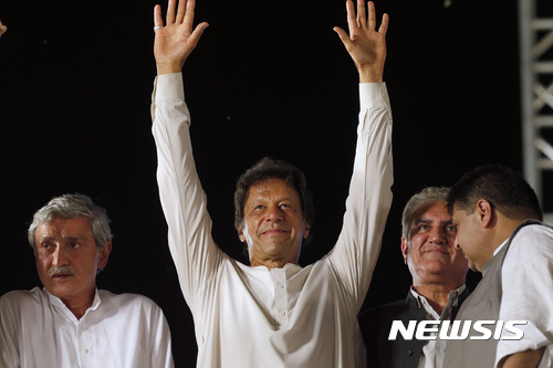 【이슬라마바드=AP/뉴시스】파키스탄 야당지도자 임란 칸이 30일 이슬라마바드에서 열린 나와즈 샤리프 총리 축출 축하 집회에 참석해 양팔을 들어보이고 있다.2017.07.31
