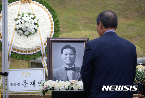 【서울=뉴시스】김진아 기자 = 31일 서울 중랑구 망우리 묘지공원 내 죽산묘지에서 거행된 죽산(竹山) 조봉암 선생의 58주기 추모제에서 참석자들이 분향을 하고 있다. 조봉암 선생은 인천 강화도 태생으로 독립운동에 참여했고 해방 후 제헌 의원과 초대 농림부 장관, 2대 국회부의장을 역임했다. 1958년 1월 간첩죄 및 국가보안법 위반혐의로 체포돼 이듬해 사형이 집행됐다. 이후 2011년 1월 대법원 전원합의체에서 국가 변란과 간첩 혐의에 대해 전원 일치로 무죄가 선고됐다. 2017.07.31. bluesoda@newsis.com