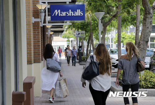 【AP/뉴시스】 2017년 5월 사진으로 미국 플로리다주 마이애미에서 쇼핑객들이 상점가를 걷고 있다. 8월1일 6월의 소비자 지출 및 소득의 증가율 통계가 발표됐다. 2017. 8. 1. 