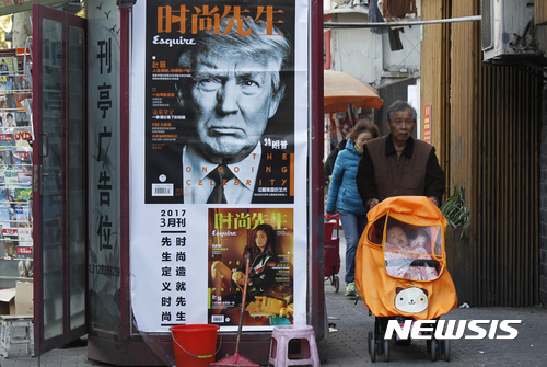 【 상하이=AP/뉴시스】중국 상하이 거리의 한 벽에 3월 15일 도널드 트럼프 미국 대통령의 사진을 표지에 실은 에스콰이어 중국판 광고가 붙어있다. 미국은 이르면 8월 초 대중 무역제재조치를 발표할 것으로 예상된다. 2017.08.02