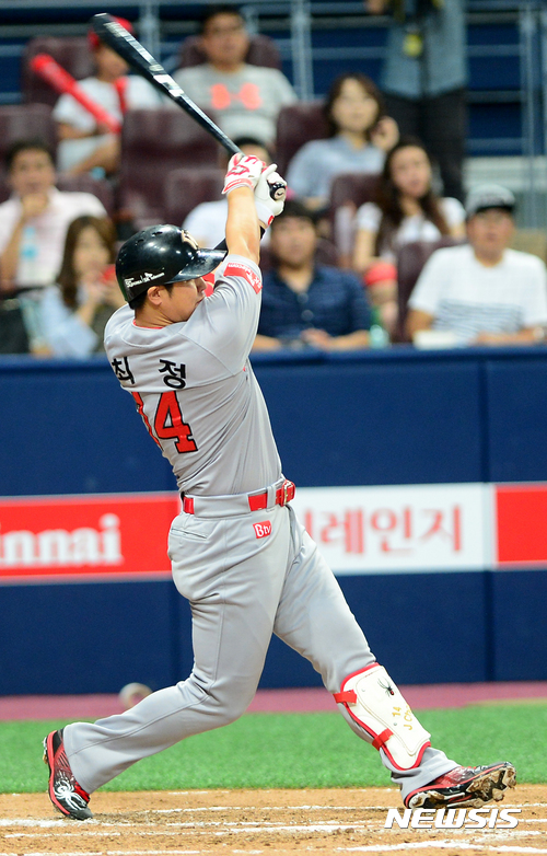 【서울=뉴시스】박주성 기자 = 2일 오후 서울 구로구 고척스카이돔에서 열린 2017 KBO 리그 SK 와이번스 대 넥센 히어로즈의 경기, 2회초 원아웃 주자 2루 SK 최정이 내야 땅볼을 치고 있다. 2017.08.02. park7691@newsis.com