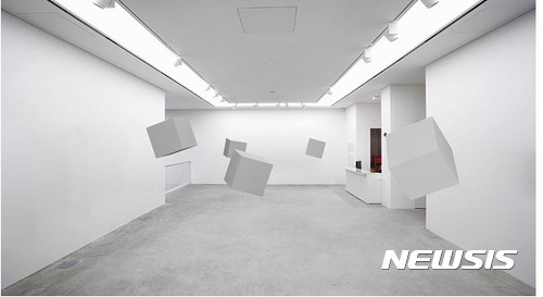 【서울=뉴시스】아트사이드갤러리에서 체험할수 있는 이배경의 Zero gravity space,증강현실(AR) 