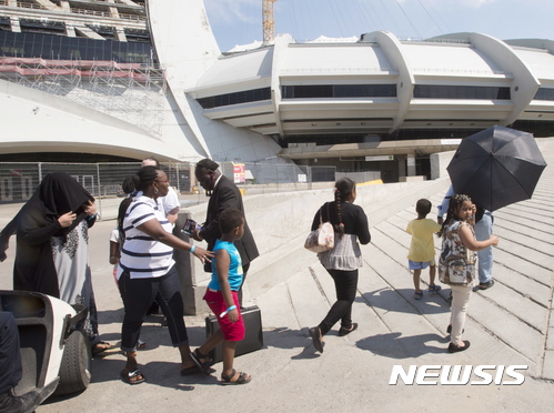 【몬트리올(캐나다) = AP/뉴시스】 = 8월2일 몬트리올 올림픽에 도착한 난민들의 일부가 경기장 일대를 걸어서 돌아보고 있다.   