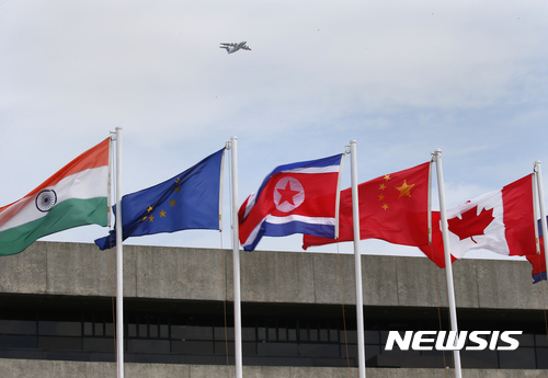 【마닐라=AP/뉴시스】지난해 ARF 개최장소인 필리핀 국제컨벤션센터 앞에 게양된 북한 인공기(가운데). 2018.07.27