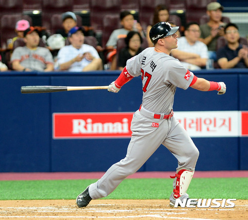 【서울=뉴시스】박주성 기자 = 3일 오후 서울 구로구 고척스카이돔에서 열린 2017 KBO 리그 SK 와이번스 대 넥센 히어로즈의 경기, 4회초 원아웃 주자 3루 SK 로맥이 1타점 적시 2루타를 치고 있다. 2017.08.03. park7691@newsis.com