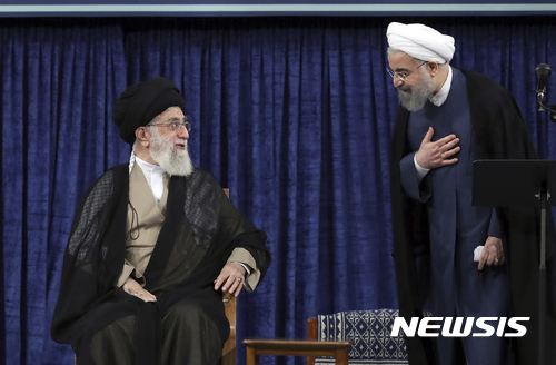 【테헤란=AP/뉴시스】하산 로하니 이란 대통령(오른쪽)과 아야톨라 알리 하메네이 이란 최고지도자가 3일(현지시간) 테헤란에서 열린 로하니 지지 행사에서 인사를 나누고 있다. 2017.8.10.