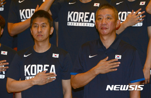 김상식(왼쪽) 코치와 허재 감독