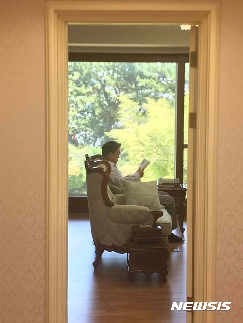 【서울=뉴시스】전신 기자 =지난 2017년 8월 휴가지에서 문재인 대통령이 독서를 하는 모습. 2017.08.05.(사진=청와대 제공)photo@newsis.com