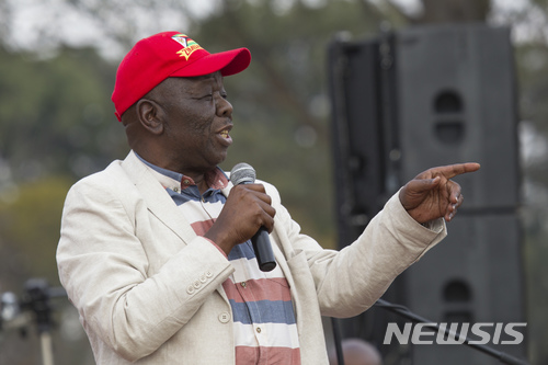 【하라레(짐바브웨)=AP/뉴시스】짐바브웨의 야당 지도자 모건 창기라이가 2017년 8월5일 수도 하라레에서 지지자 집회에 참석, 연설하고 있다. 창기라이는 14일 저녁(현지시간) 결장암으로 사망했다. 향년 65세. 2018.2.15