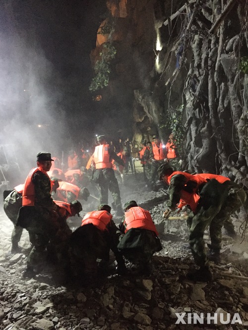 【주자이거우현=신화/뉴시스】8일 중국 쓰촨성 주자이거우현에서 구조대원들이 수색 활동을 벌이고 있다. 이날 쓰촨성 남서부 지역에서 규모 7.0의 지진이 발생해 최소 5명이 사망하고 60명 이상이 부상했다. 2017.08.09