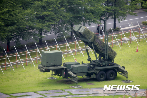 【도쿄=AP/뉴시스】북한의 위협이 고조되고 있는 가운데 일본 도쿄 방위성에 10일 패트리어트-3 미사일이 배치돼있다.2017.08.10
