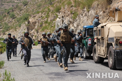 【아스마르=신화/뉴시스】 10일 아프가니스탄 군인들이 동부 쿤나르주에서 군사 작전에 참여해 전진하고 있다. 2017. 8. 10. 