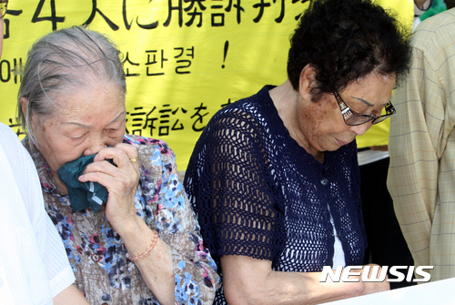 【광주=뉴시스】신대희 기자 = 일제 강제노역 피해자들이 전범기업 '미쓰비시중공업'을 상대로 제기한 2차 손해배상 소송에서 승소한 지난해 8월11일 오후 광주 동구 광주지방법원 앞에서 근로정신대와 함께하는 시민모임이 기자회견을 열고 '법원 판결 즉각 이행'을 촉구하고 있다. 사진은 기자회견에 참여한 근로정신대 피해자 양금덕, 김재림(87·여·왼쪽) 할머니의 모습. 2018.05.30. (사진 = 뉴시스 DB) sdhdream@newsis.com