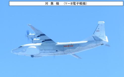  【서울=뉴시스】중국 군용기들이 13일 일본 오키나와(沖繩) 본섬과 미야코(宮古) 섬 사이 공해 상공을 비행한 가운데 일본 자위대 전투기가 긴급발진한 것으로 전해졌다. 13일 일본 방위성 산하 통합막료감부가 공식 홈페이지에 공개한 중국 군용 전자정찰기 윈(Y)-8의 사진. 2017.8.13 (사진출처: 통합막료감) 