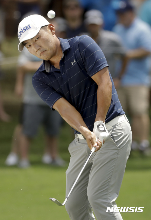 【샬럿=AP/뉴시스】 강성훈이 13일(한국시간) 미국프로골프(PGA) 투어 'PGA 챔피언십' 3라운드 2번홀에서 칩샷을 하고 있다. 