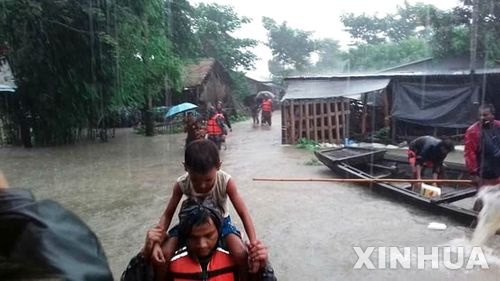 【바드라푸르=신화/뉴시스】 12일 폭우가 계속된 네팔에서 구조대원들이 마을 주민들을 대피시키고 있다. 산악지대인 네팔에서 테라이 지역로 불리는 저지대에 폭우 홍수 피해가 이어졌다. 2017. 8. 13. 