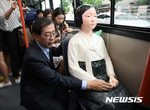 【서울=뉴시스】 박원순 서울시장이 14일 오전 서울 을지로입구역 버스정류장에서 소녀상이 설치된 151번 버스에 탑승해 소녀상을 어루만지고 있다. 2017.08.14. (사진=서울시 제공) photo@newsis.com