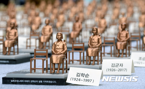 【서울=뉴시스】임태훈 기자 = 세계 일본군 '위안부' 기림일인 14일 오후 서울 종로구 청계광장에서 열린 '기림일, 인권과 평화로 소녀를 기억하다' 전시회에 평화의 소녀상들이 자리하고 있다. 일본군 위안부 기림일은 지난 1991년 8월 14일 일본군 ‘위안부’ 피해자 김학순 할머니가 국제사회에 일본군성노예제 문제를 고발한 날을 기억하기 위해 지정된 날이다. 2017.08.14. taehoonlim@newsis.com