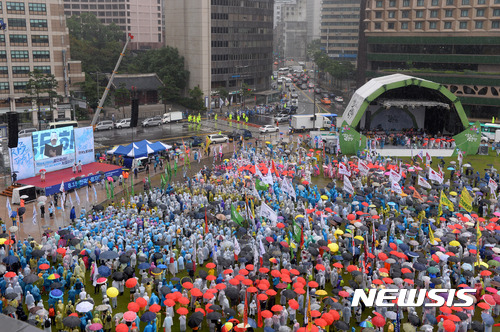 【서울=뉴시스】배훈식 기자 = 제72주년 광복절인 15일 오후 서울 중구 서울광장에서 열린 민주노총 8.15 전국노동자대회 참석자들이 사드배치 중단을 촉구하고 있다. 2017.08.15.  dahora83@newsis.com