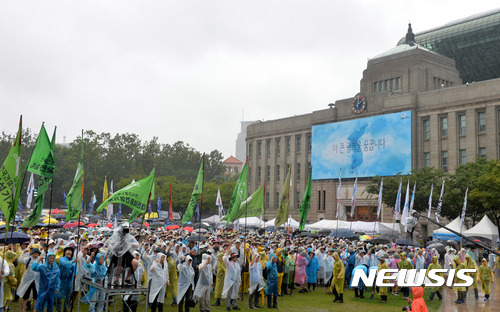 【서울=뉴시스】배훈식 기자 = 제72주년 광복절인 15일 오후 서울 중구 서울광장에서 열린 민주노총 8.15 전국노동자대회 참석자들이 사드배치 중단을 촉구하고 있다. 2017.08.15. dahora83@newsis.com