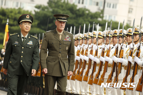 【베이징=AP/뉴시스】 15일 중국을 방문한 미국의 조지프 던포드 합참의장이 팡펑후이 중국 중앙군사위 연합참모부 참모과 함께 중국군을 사열하고 있다. 2017. 8. 15. 