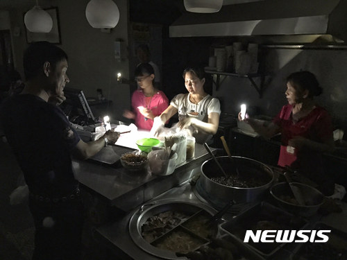【서울=뉴시스】대만에서 15일 전국토의 46%에 달하는 17개 현 688만 가구에 전기 공급이 끊어지는 대규모 단전 사태가 발생해 큰 혼란이 발생했다. <사진 출처 : 타이완뉴스닷컴> 2017.8.16