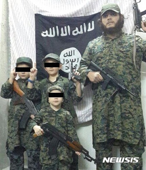 【서울=뉴시스】지난 2013년 가족들과 함께 이슬람국가(IS)에 합류한 호주인 칼리드 샤로프와 그의 아들 압둘라, 자르카위가 지난 11일 시리아 락까 인근에서 연합군의 공습으로 사망한 것으로 알려졌다. (출처 = 트위터 캡쳐) 2017.08.16