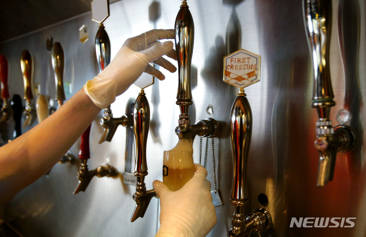 [도쿄=AP/뉴시스]일본 도쿄의 한 맥주집 양조장 자료사진. 2022.09.30.