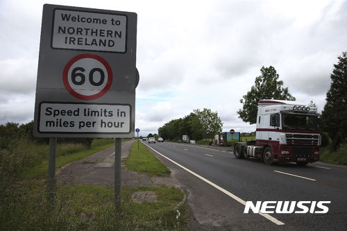 【AP/뉴시스】 아일랜드 공화국과 영국의 북아일랜드 사이의 국경 표시 없는 도로를 차량들이 자유롭게 달리고 있다. 브렉시트 협상 완료 후 유럽연합 회원국인 아일랜드와 비회원국 영국 땅인 북아일랜드 사이에 어떤 국경 체제가 이뤄질지, 협상 쟁점 중의 하나다. 사진은 2016년 6월 모습. 2017. 8. 16.