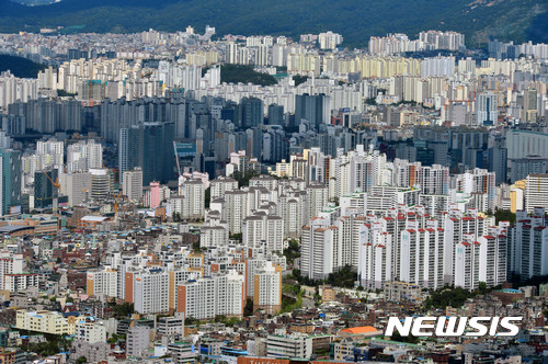 【서울=뉴시스】박진희 기자 = 한국감정원이 17일 발표한 아파트가격 동향에 따르면 14일 기준 서울 매매가격은 전주(-0.03%)보다 하락 폭이  0.01%포인트 확대돼 0.04% 하락했다. 2017.08.17.   pak7130@newsis.com 
