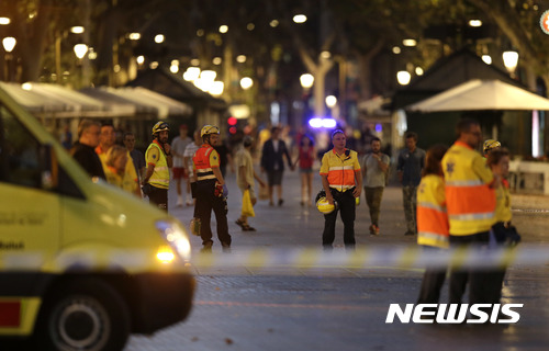 【바르셀로나(스페인) = AP/뉴시스】  = 17일 바르셀로나의 라스 람블라스 구역에서 차량이 인도로 돌진하는 테러로 13명이 숨지고 50여명의 부상자가 병원으로 이송된 사건 현장에서 경찰과 구급대원들이 도로를 차단하고 있다.   