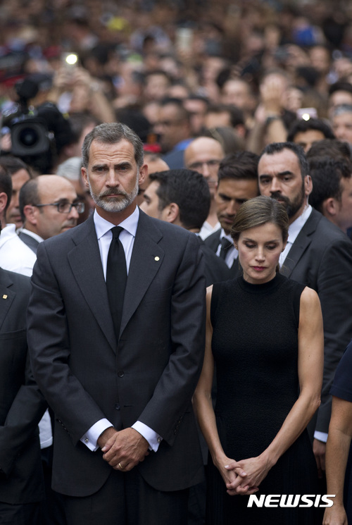 【AP/뉴시스】 = 스페인의 펠리페 6세국왕과 레티치아 왕비가 19일 (현지시간) 테러 현장인라스 라스 람블라스 거리를 찾아 희생자들을 추모하고 있다.    