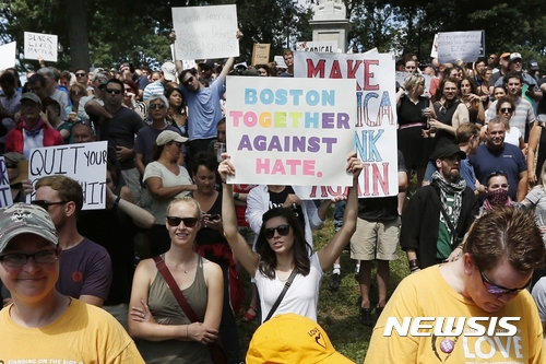 【보스턴(미 매사추세츠주)=AP/뉴시스】19일 미 매사추세츠주 보스턴에서 열린 '자유 발언' 집회에서 백인우월주의자들에 반대하는 시위대가 '미국은 모두 증오에 반대한다'고 쓰인 플래카드를 들어보이고 있다 2017.8.20
