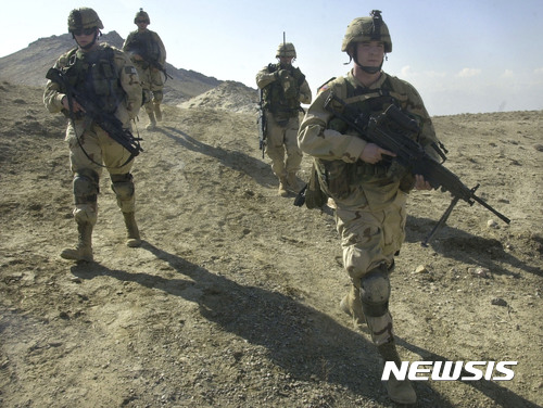 【바그람(아프가니스탄)=AP/뉴시스】미군 병사들이 지난 2003년 2월11일 아프가니스탄 바그람의 미군기지 인근을 순찰하고 있다. 미군의 아프간 전쟁이 16년을 맞았지만 아프간에서의 반군 저항은 여전히 강력하고 위험하다. 도널드 트럼프 미 대통령은 21일(현지시간) 아프간에서의 신속한 철수는 권력 공백을 초래하기 때문에 용납할 수 없다며 미국은 아프간에서 승리가 필요하다고 말했다. 2017.8.22