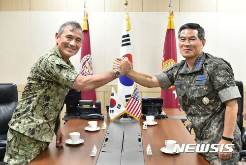 【서울=뉴시스】 정경두 합참의장과 해리 해리스 미국 태평양사령관이 22일 서울 용산구 합참에서 북한 핵·미사일 위협 억제 및 대응방안에 대해 논의한 후 굳건한 한미동맹을 과시하고 있다. 2017.08.22. (사진=합참 제공)  photo@newsis.com 