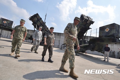 【평택=뉴시스】사진공동취재단 = 을지프리덤가디언(UFG) 연습 참관 등을 위해 방한한 미군 사령관들이 22일 오후 오산공군기지안에 있는 35방공포여단 패트리어트3 미사일 포대 앞에서 내외신 합동기자회견을 마치고 회견장을 떠나고 있다.  오른쪽부터 빈센트 브룩스 한미 연합사 사령관, 김병주 한미 연합사 부사령관, 존 하이튼 전략사령관, 해리 해리스 태평양사령관. 2017.08.22.  photo@newsis.com 