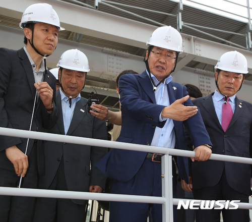 【평창=뉴시스】김경목 기자 = 홍준표 자유한국당 대표가 22일 오후 강원 평창군 대관령면에 짓고 있는 평창 올림픽 플라자(개·폐회식장) 신축 현장을 찾아 공사 현황을 살펴보고 있다. 2017.08.22. photo31@newsis.com