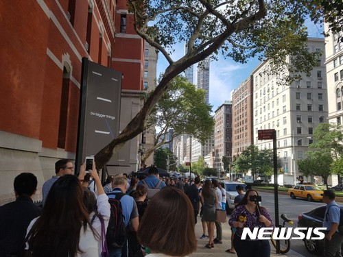 뉴욕 한복판서 펼쳐진 '갤럭시노트8' 축제…1500명 몰려 
