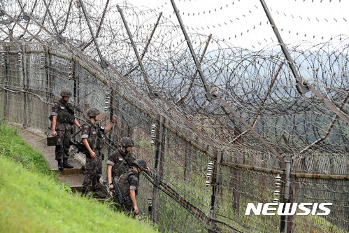 【서울=뉴시스】 접경지역 GOP(일반전초) 철책에서 장병들이 경계작전을 펼치고 있다. 해당 기사의 이해를 돕기 위한 사진. (s뉴시스DB)