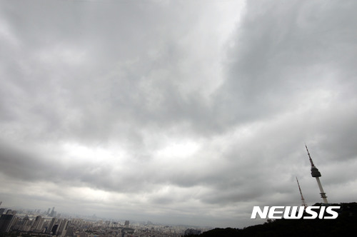 【서울=뉴시스】김선웅 기자 = 24일 오후 서울 중구 남산공원에서 바라본 하늘에 먹구름이 가득하다.   기상청에 따르면 이달 들어 서울에 비가 내린 날은 모두 16일로 지난해보다 2배 많이 내렸다. 13일부터는 9일 연속 비가 내려 장마 때 보다 더 오래 이어졌다. 이달 강수량도 지난해에 비해 18배가 많다. 2017.08.24.  mangusta@newsis.com 