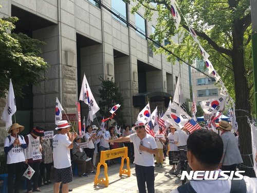 【서울=뉴시스】장서우 기자 = 이재용(49·구속) 삼성전자 부회장의 뇌물공여 등 혐의에 대한 1심 선고를 앞둔 25일 서울중앙지법 인근에서 친박단체 회원 등이 집회를 열고 있다. 이들은 박근혜(65·구속) 전 대통령과 이 부회장의 무죄를 주장했다. 2017.08.25 suwu@newsis.com