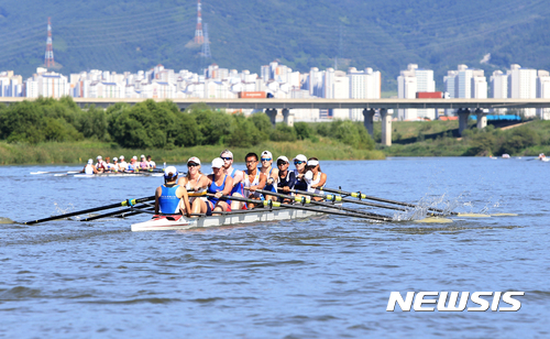 【대구=뉴시스】정창오 기자 = 26일 오후 대구시 달성군 낙동조정장에서 열린 융합팀 12㎞ 수상 조정경기에 참여한 학생들이 낙동강 물살을 가르며 힘차게 노를 젖고 있다. 2017.08.27.(사진=DGIST 제공) photo@newsis.com