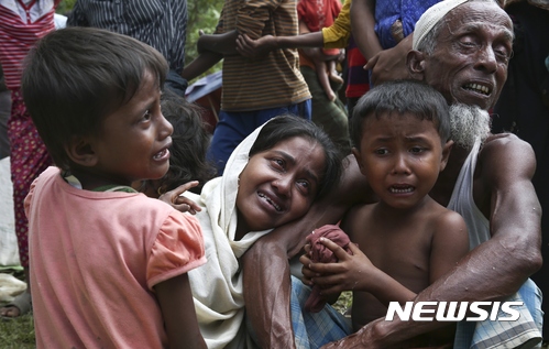 【굼둠=AP/뉴시스】방글라데시 굼둠 국경지대에서 28일 미얀마 쪽에서 넘어온 로힝야 난민들이 방글라데시 당국자들로부터 캠프 퇴거를 명령받고 울부짓고 있다.미얀마에서 로힝야 족은 군인과 경찰, 그리고 불교 무장조직에 의해 2012년 이후 약 1000명이 피살 당했다. 2017.08.28