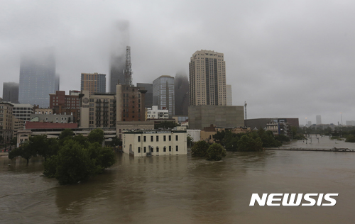 【휴스턴=AP/뉴시스】 열대 폭풍이 이틀 연속 뿌린 폭우에 미 네번째 도시 텍사스주 휴스턴이 모든 도로가 잠긴 가운데 28일 도심의 홍수 물이 버팔로 만 쪽으로 흘러가고 있다. 2017. 8. 28.   