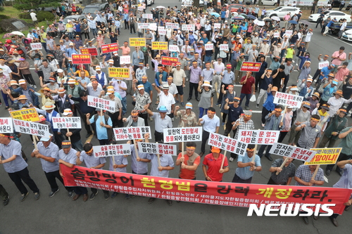 【제주=뉴시스】양돈 축산단지인 제주 한림읍 상명리 일원 지하수 오염이 심각한 것으로 조사됐다. 사진은 주민 300여명이 지난해 8월29일 오전 한림읍사무소 앞에서 제주도를 상대로 작취와 지하수 오염 등 근본 대책 마련을 요구하고 있는 집회. <뉴시스 DB>