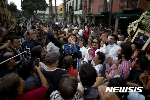 【멕시코시티 = AP/뉴시스】 = 멕시코시티의 광장에서 수퍼스타 후안 가브리엘을 흉내내는 가수에 열광하는 사람들.  멕시코 정부는 2012년 이후 빈민층의 비율이 줄어들었지만 아직도 전체 인구의 44%에 가깝다는 통계를 발표했다.   