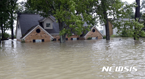 【스프링(미 텍사스주)=AP/뉴시스】미 텍사스주 스프링에서 28일(현지시간) 허리케인 하비가 퍼부은 폭우로 홍수가 발생해 주택이 지붕께까지 물에 잠겨 있다.  2017.8.29