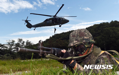 【용인=뉴시스】이정선 기자 = 육군 제55사단 을지프리덤가디언(UFG)연습 연계 페스트로프 훈련이 실시된 29일 오후 경기 용인 형제봉에서 군 장병들이 헬기 공중강습을 하고 있다. 이번 훈련은 작전 지역 내 침투한 적을 탐색·격멸하기 위한 것으로, 헬기를 이용한 공중 수색·정찰 및 페스트로프를 통한 작전 능력 숙달을 위한 목적으로 실시됐다. 2017.08.29.  ppljs@newsis.com