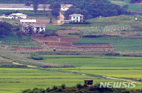 【서울=뉴시스】 북한 황해북도 개풍군 마을 주민들이 농사 짓는 모습. (뉴시스DB)